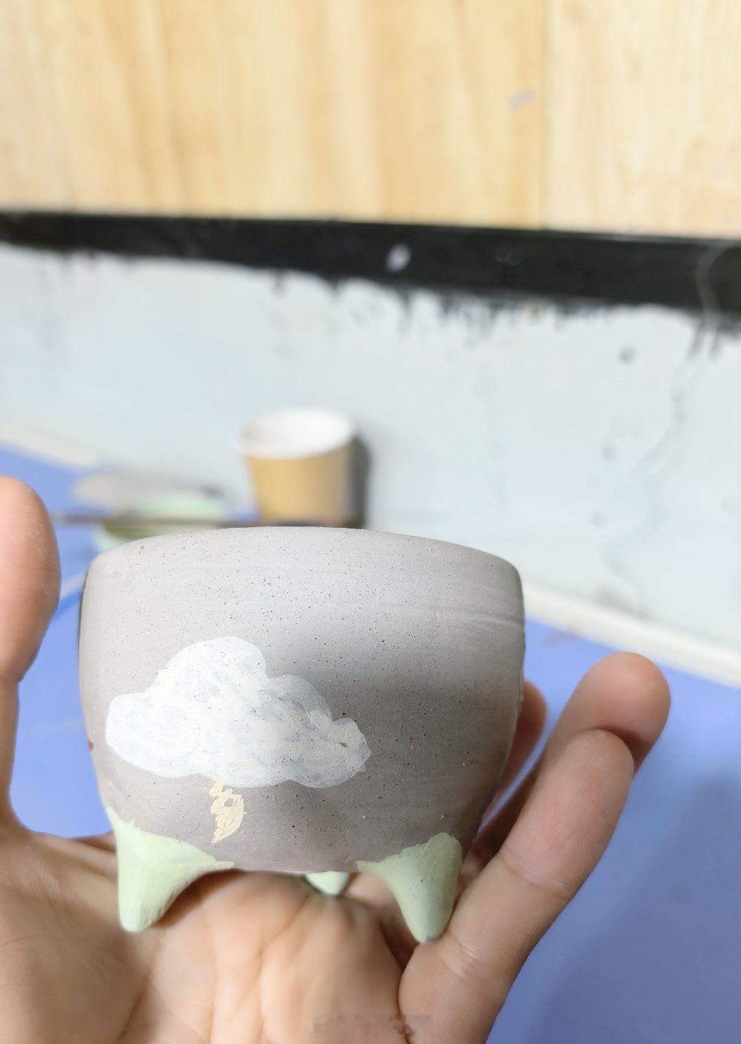 在磁州窑自己做了一个小茶杯画了🌩️   还画了磊磊同款蚂蚱   写了自己的名字