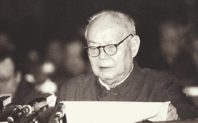 1980年，83岁的叶剑英元帅返回了老家广东梅县。在他祭祖扫墓时，发现母亲的坟茔