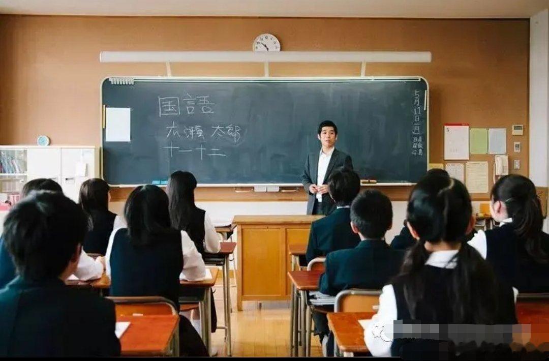 电子黑板在国外很多学校包括名校并不普及，他们还是传统的黑板，尤其是理科教学，老师