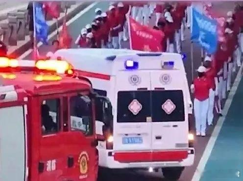 辽宁暴走团堵路，这群老年人在干什么？ 2025年7月17日，辽宁朝阳一老年徒步团