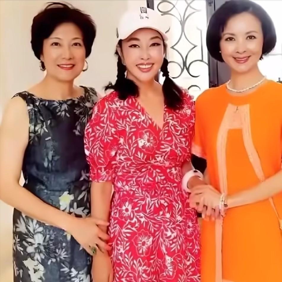 76岁刘晓庆，发文怀念！

7月31号，刘晓庆发了条动态，配张三人旧合影，然后配