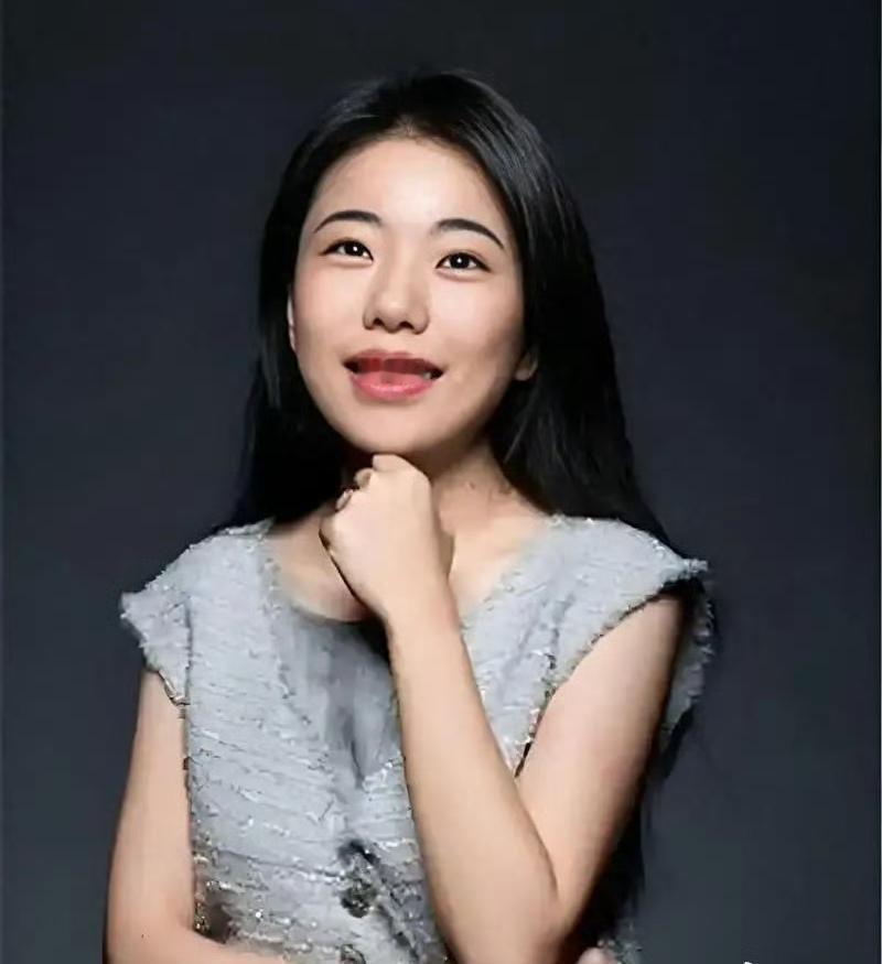 最新消息！
中囯人民大学终于撤销了蒋方舟的学位。
为什么？因为实在藏不住了！
