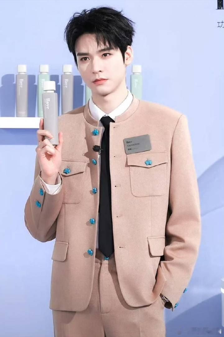 龚俊昨天品牌直播截图，哈哈哈好可爱啊！！ 好帅的龚俊