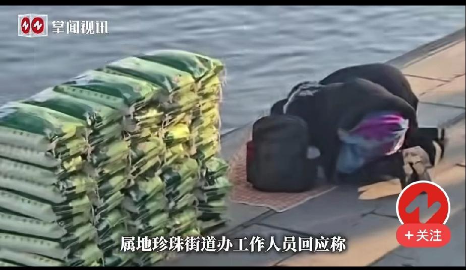 丹东江边，又有人放生大米。这是从哪里刮过来的邪风？这些人放生前，还行跪拜礼，难不