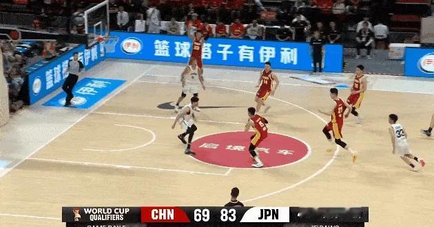 简直太离谱了！廖三宁上篮不中，胡金秋补篮不进、廖三宁再补还不进！

男篮世预赛对
