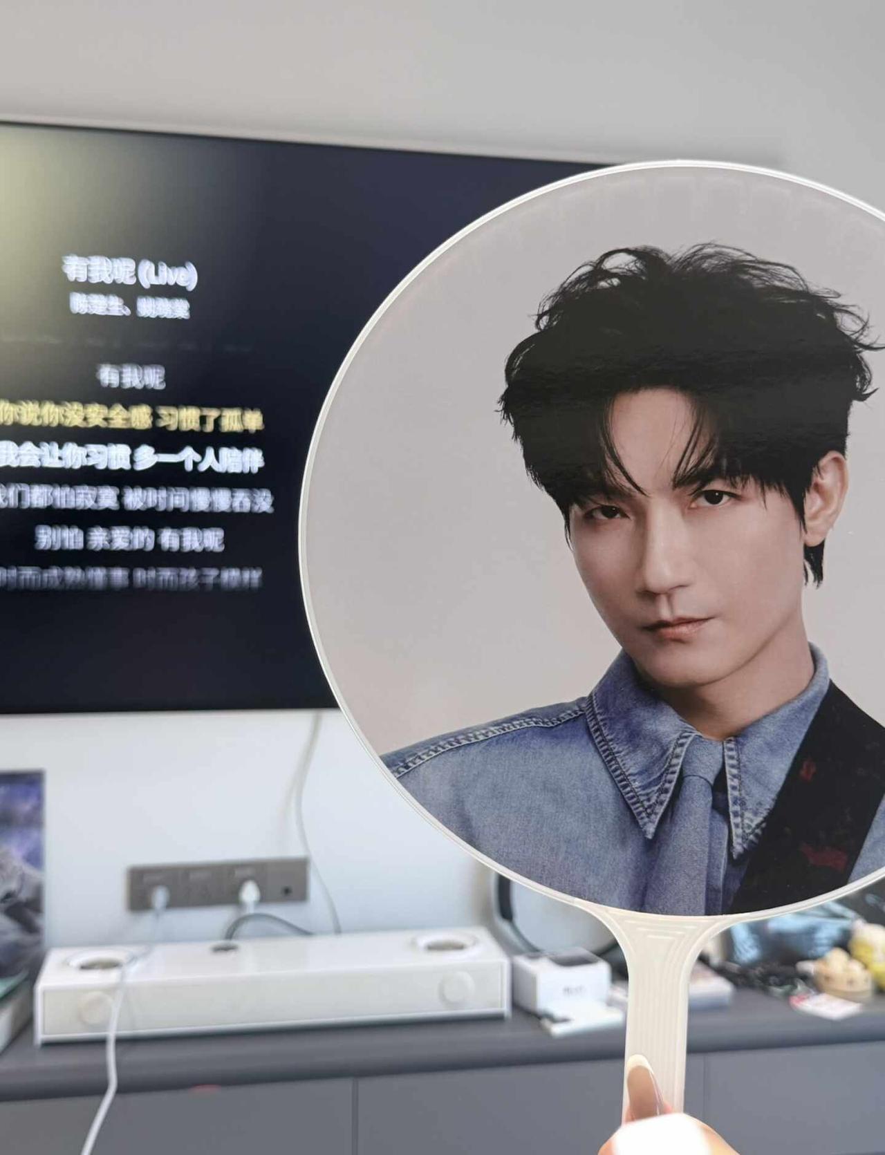 我看这个老叔叔也是风韵犹存
白底果然是神来的 真的太美了 TvT
陈楚生