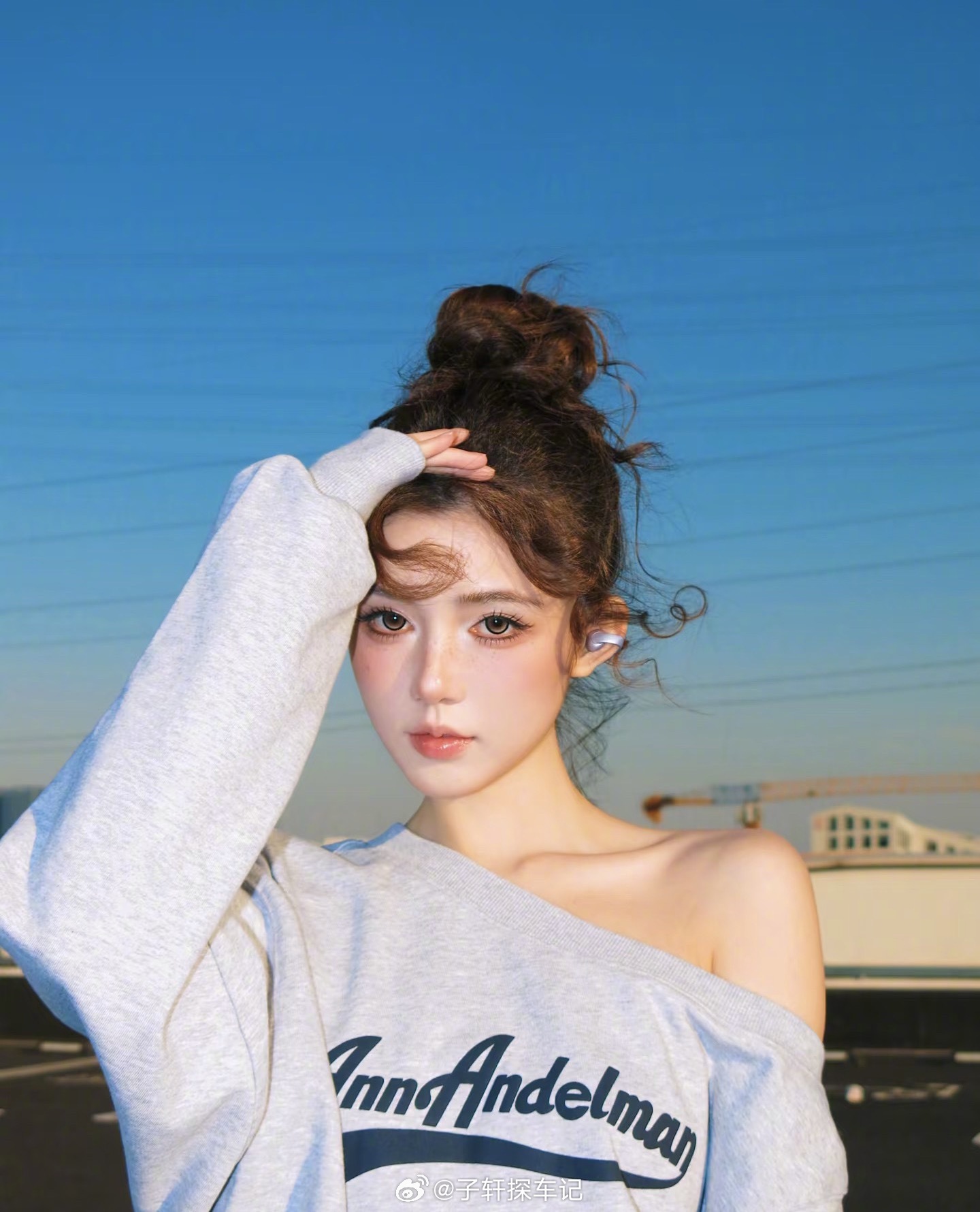 有线耳机穿搭火了谁能想到，以前嫌土的有线耳机，现在成穿搭神器了。潮流就是个圈，老