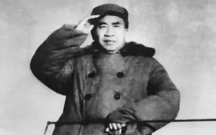 1929年，朱德正和妻子吃饭，突然十几个敌兵破门而入，大喊：“谁是朱德！”危急时