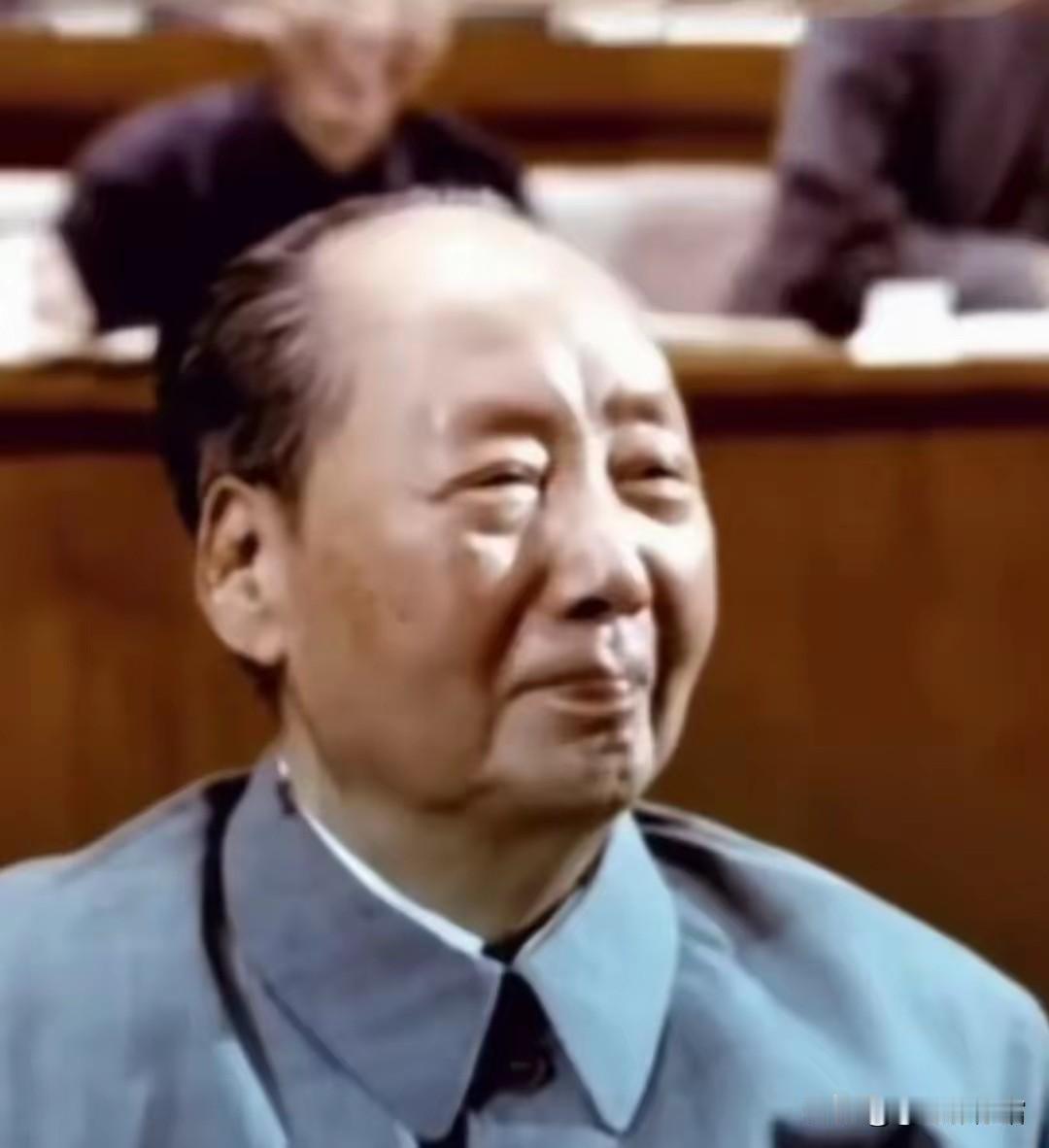 三张珍贵影像定格伟人不同瞬间，凝神深思心系家国大计，温和笑容饱含人民情怀，抬眸远