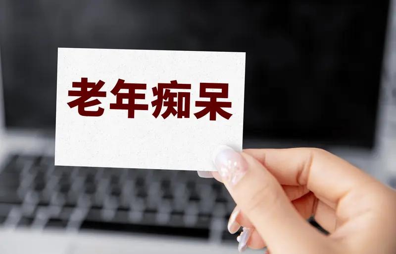 总说梦话梦游可别不当回事，这可能是得了帕金森病。老人说梦话原因还挺多。一方面，心