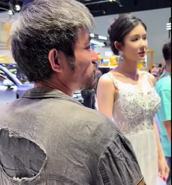前几天去参观一个车展，发现一下穿着乞丐服的男子，本以为这就是件普通衣服，谁知到网