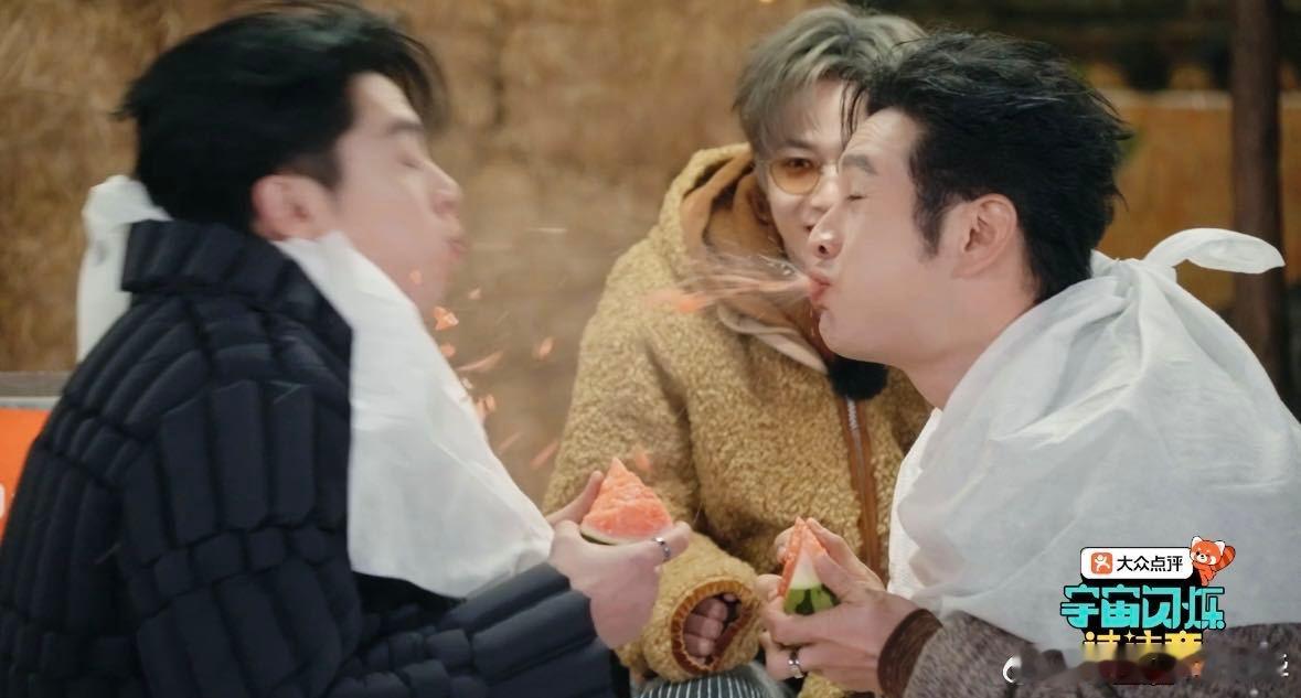 黄晓明吃西瓜滋了王鹤棣一脸 王鹤棣怕不是和西瓜结仇了！从西瓜头到被西瓜水滋脸，综