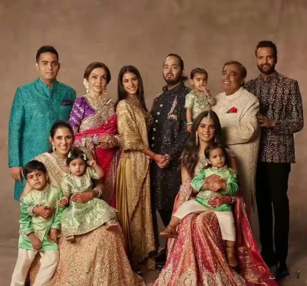 印度首富的全家福，有钱是有钱，但一家人看起来脏脏的，洗澡怎么洗都洗不干净的感觉…