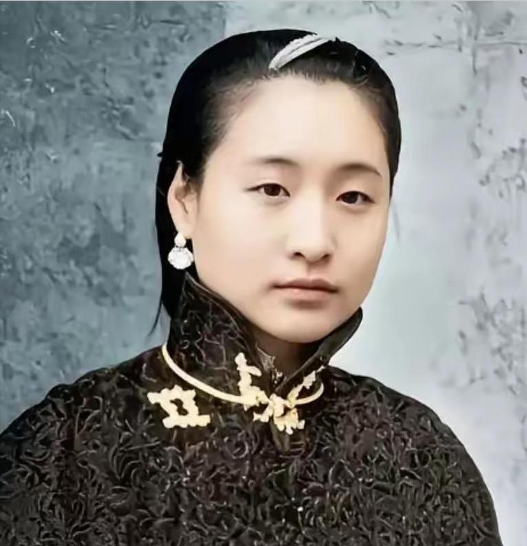 1916年，蔡锷病死了，小情人小凤仙参加完他的葬礼便消失了。
 
直到1998年