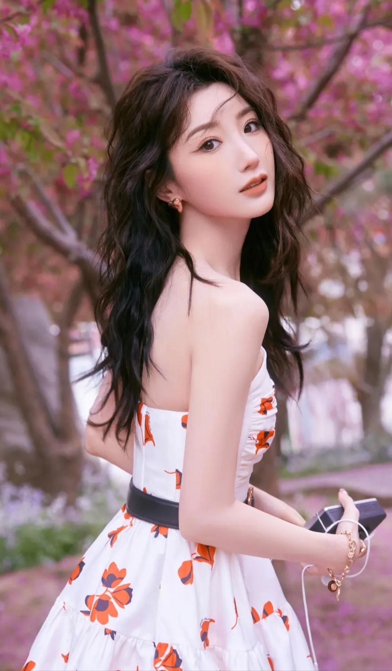 一边是烂漫花海甜系少女，一边是竹林清雅国风，两种春日浪漫，碎花揽住人间春色，粉衫