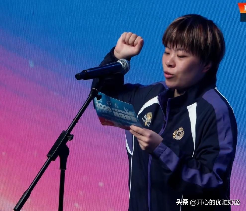 大连站乒超开幕式与众不同，灯光舞蹈乐队全安排上。
乒超联赛第一站选择我们大连，大