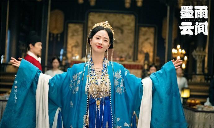 #吴谨言乳腺保护侠#近日，热播剧《墨雨云间》以女主角的绝境开局和一路逆袭的剧情，