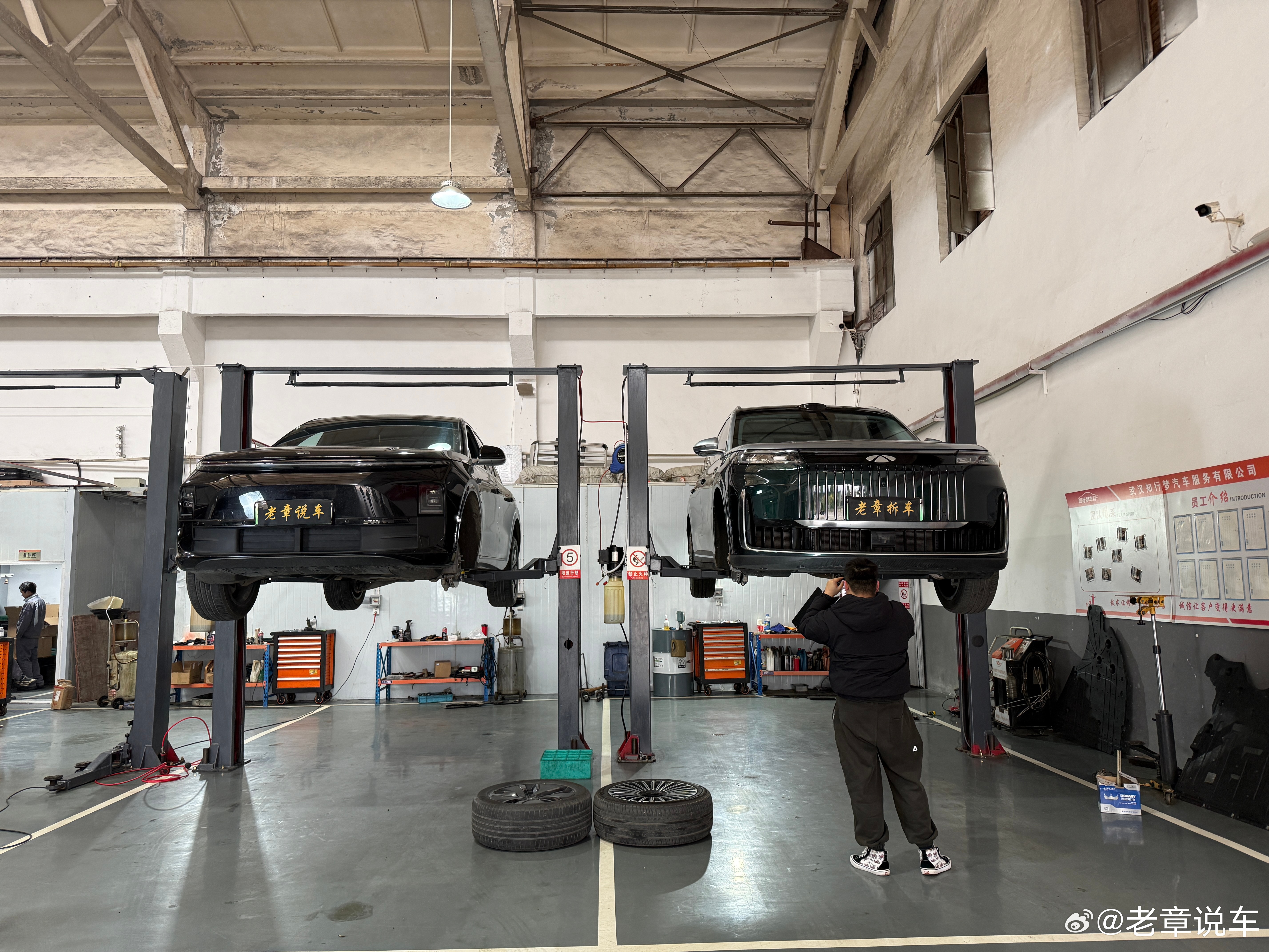 今天拍风云 T11 和理想 L6 的底盘对比，你还别说，两台车底盘的悬挂结构用料