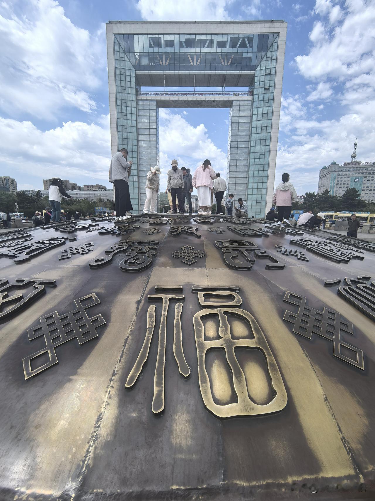 家人们！威海这扇“幸福门”，我真的原地沦陷了💥

谁懂啊？抬头仰望的那一刻，气