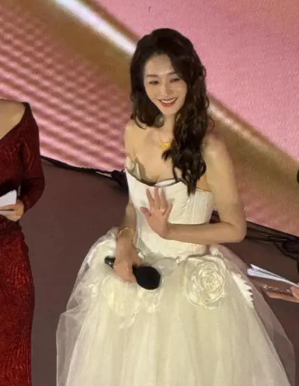 李小冉疑似录制节目受伤李小冉录综艺玩游戏磕伤面部，下场立刻冰敷处理。本来练唱跳就
