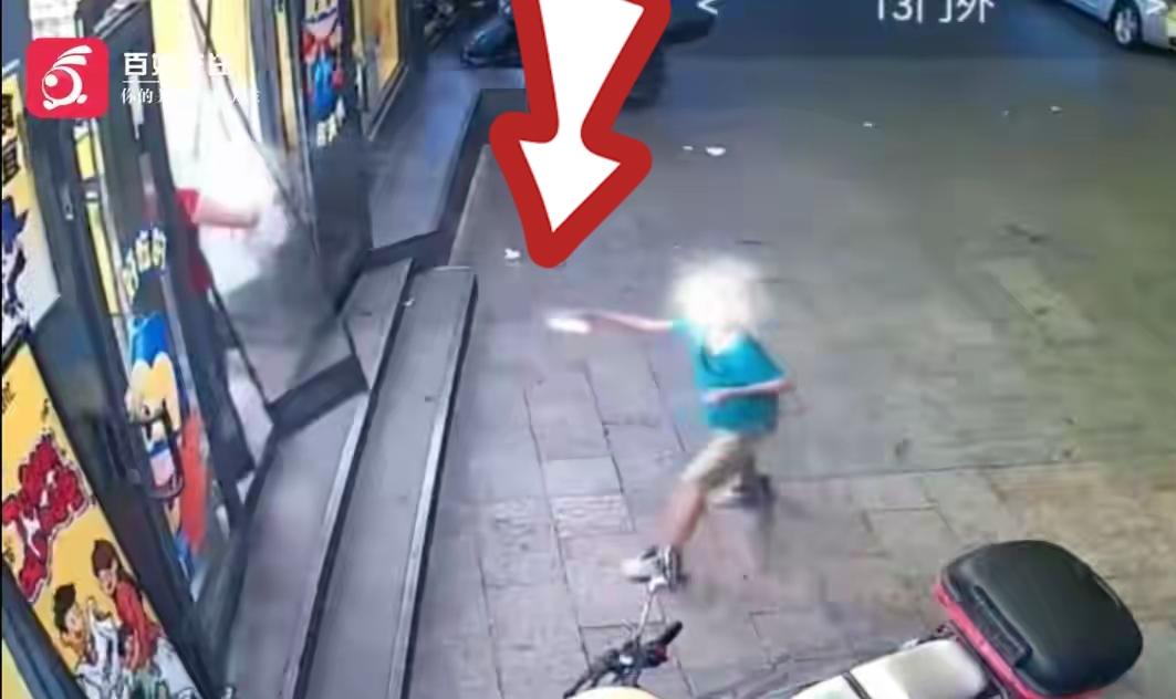 伤害性很大、侮辱性更强！广西，一蓝衣少年被白衣少年无意中碰了一下，就勃然大怒。踢