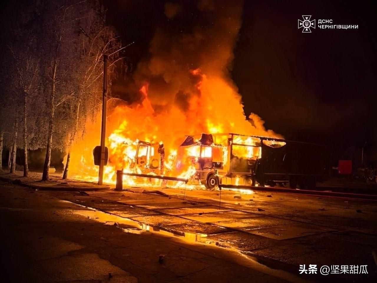 乌克兰持续打击俄罗斯能源工厂，影响是很大的。比如俄罗斯联邦政府6.1宣布，自即日
