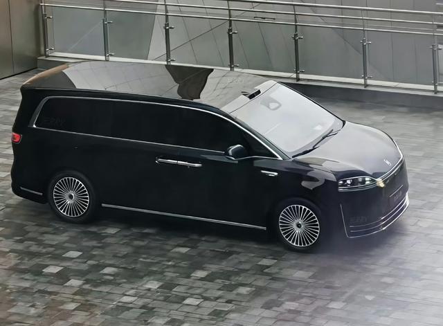 刷到没？智界V9的无伪装实车图曝光了，感觉离正式上市又近一步～ 