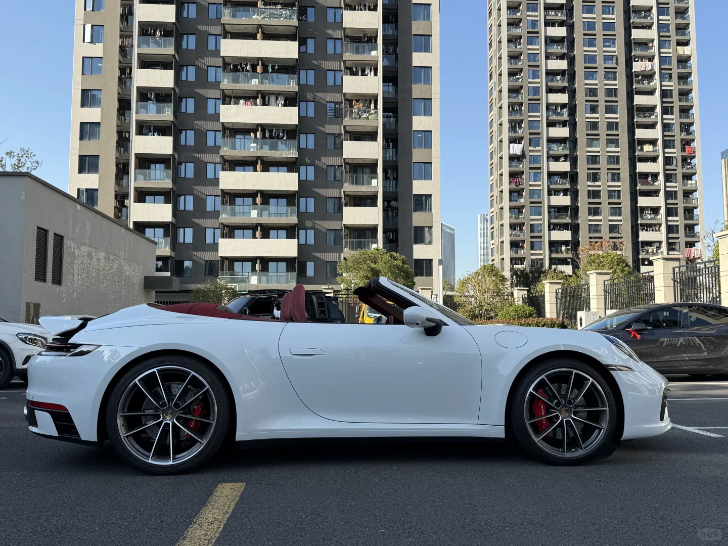 亏100万出保时捷992S敞篷 白红