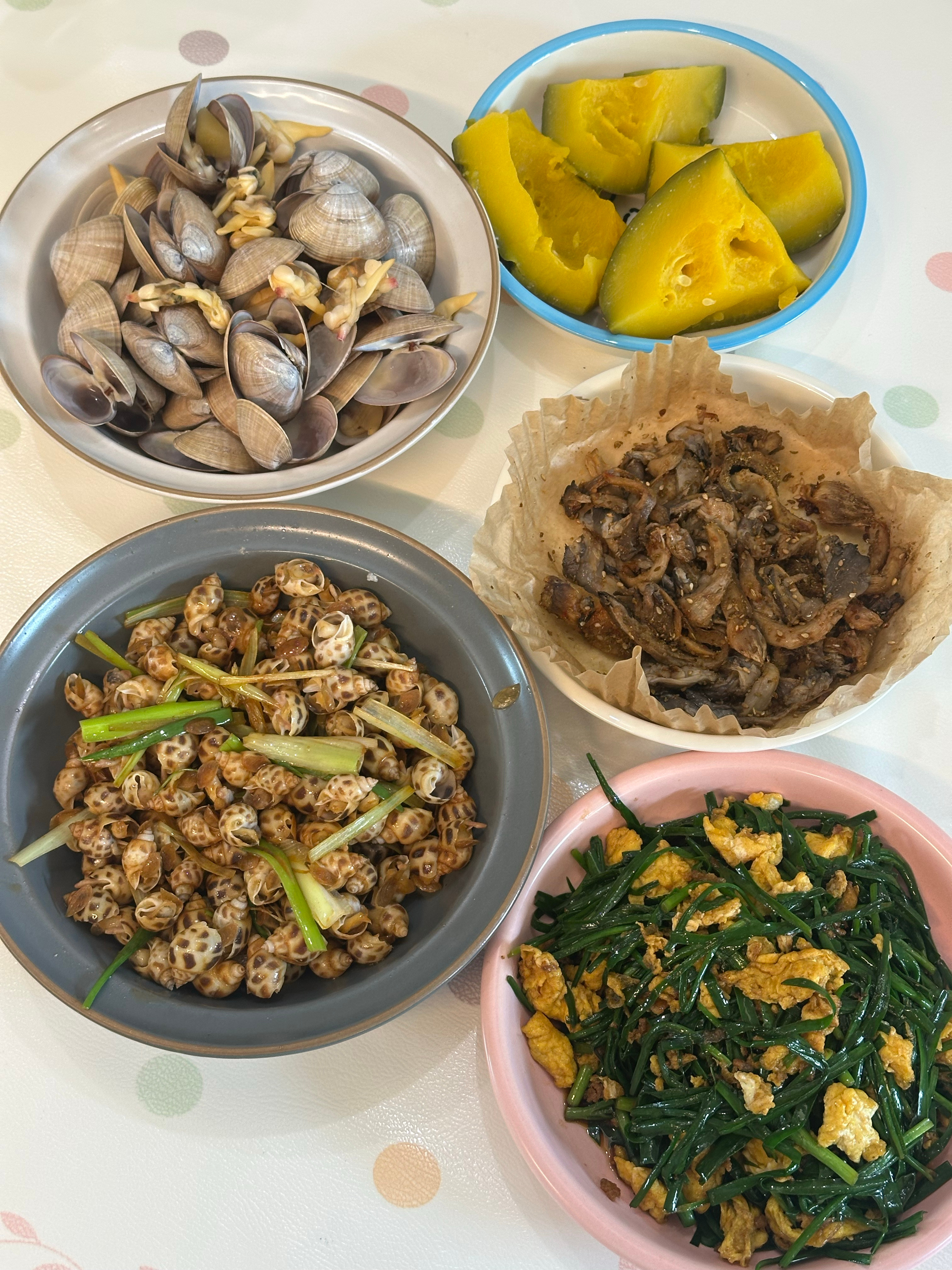 吃饭🍽️买了俩海鲜不小心搞太丰盛。但我情有可原，韭菜是公公自己种的，不吃放不住