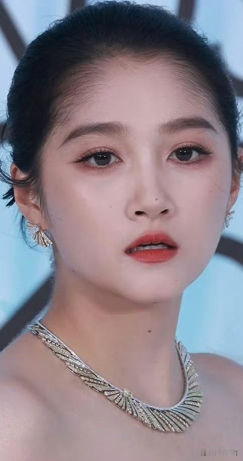 从没这么近距离的看过关晓彤她竟然这么美，
而且鼻尖还有一块痣，有点画龙点睛的感觉