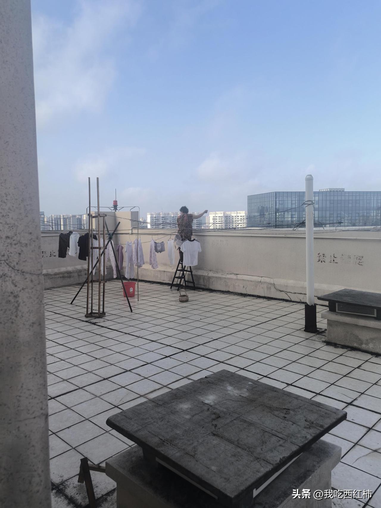 楼顶晒衣服的老太太，求你放过我们的房价！
家人们谁懂啊！早上八点，准时被“哐当”