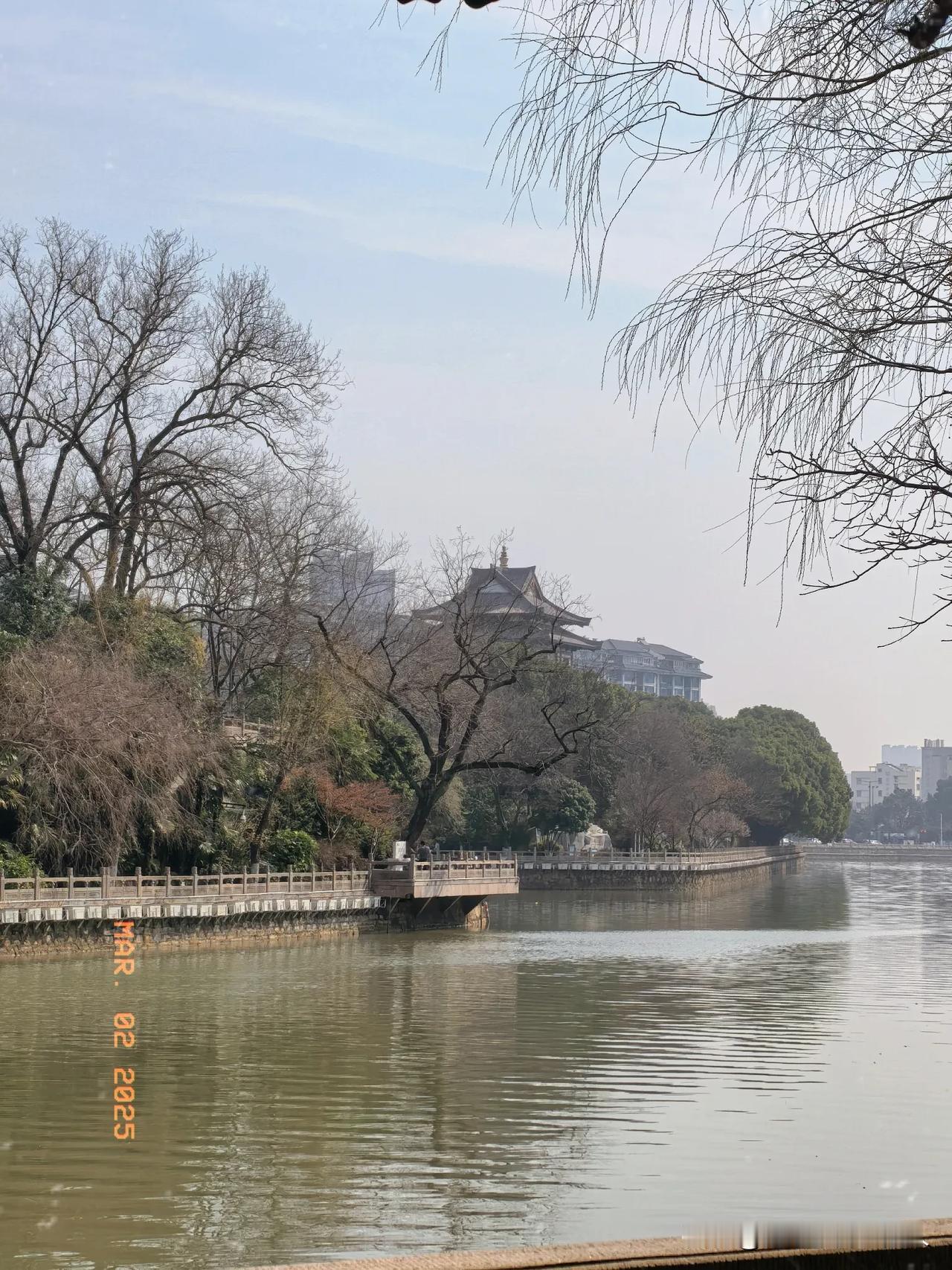 二月江南好风景，故人此日共清明。
二月初三，京杭大运河对岸北望舣舟亭。
远看草色