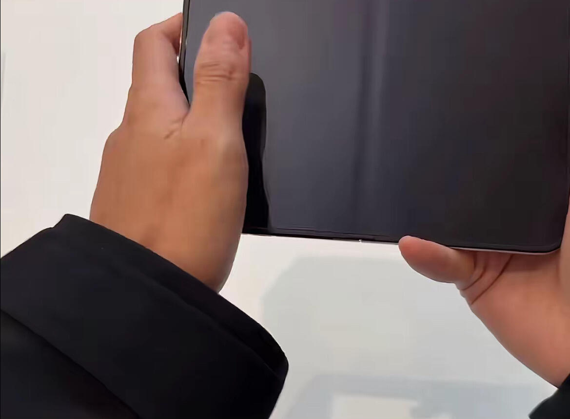 iPhoneDuo 折痕iPhone Duo折痕也不小，现阶段折叠屏的痛点还是没