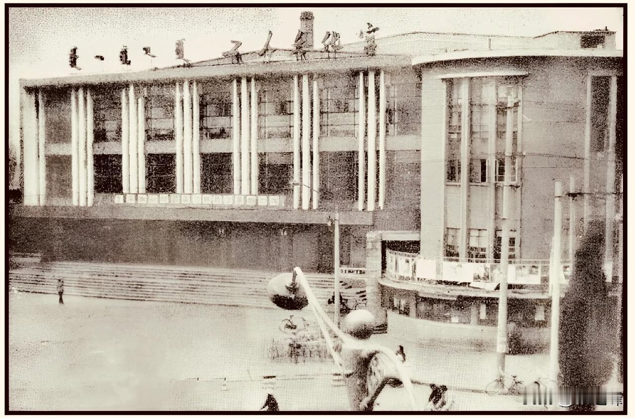 呼和浩特消失街景建筑物：一张旧照片一份情怀，继续分享旧照片，这是一张为数不多的呼