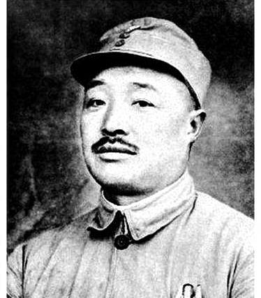 1936年10月，红一、二、四方面军胜利会师，长征收官。三支队伍体系不一，统一前