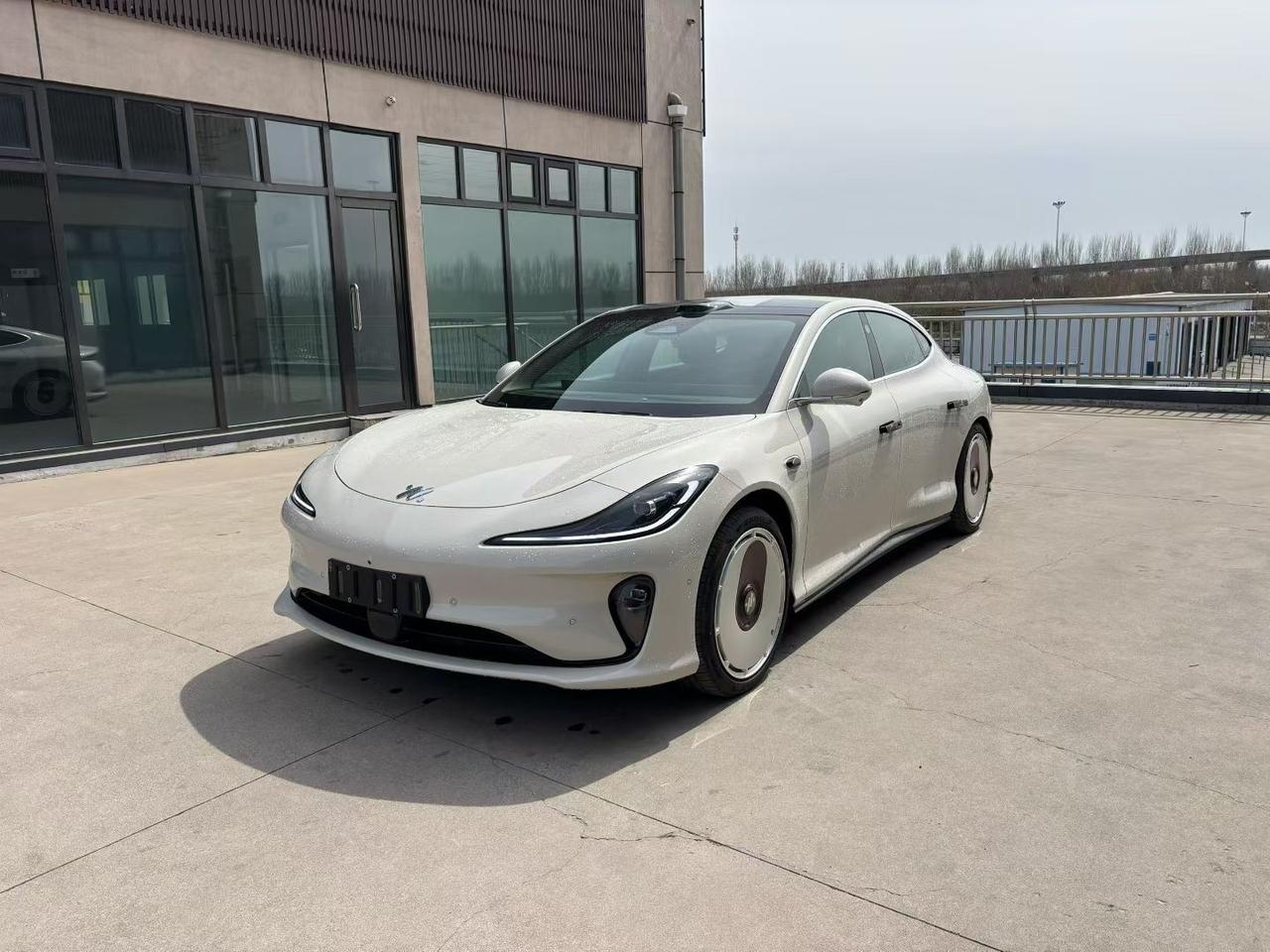 库存新车
24款智己L6 性能版 续航780
指导价305900
裸车：1980