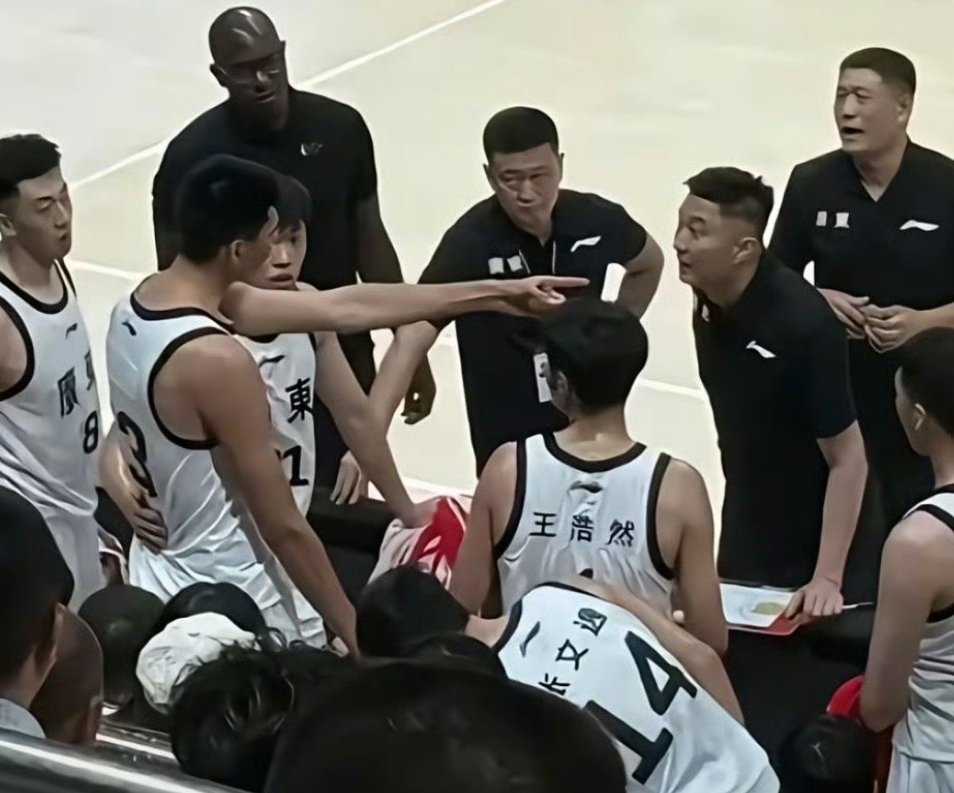 看似吵架，实则秀臂展‼️但浓眉的臂展比你长 ​​​