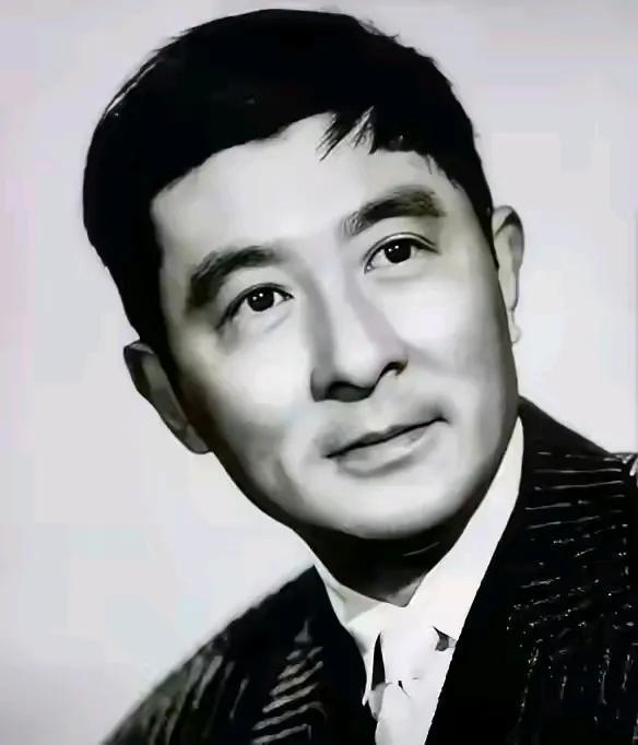 这颜值和王心刚有得一拼，他们都是同时代的人，颜值和演技都很棒的人，经常被拿来和王