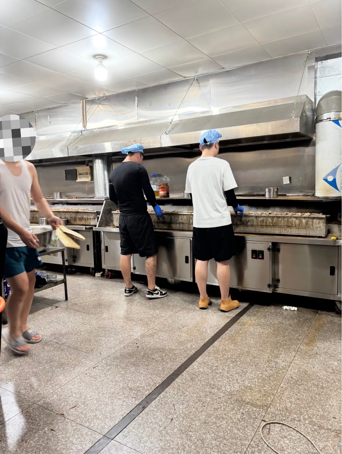 鹅腿阿姨 塌房甚至这个假鹅腿阿姨根本不是自己在烤她在采访中说是自己烤但是实际上烤