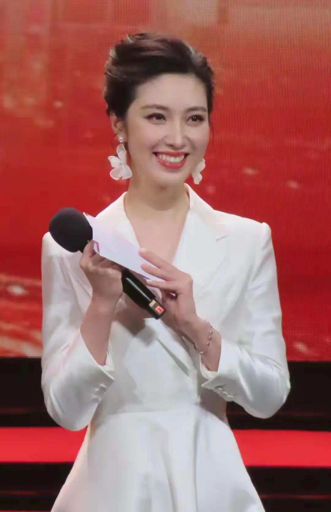 被何卿八一建军节主持风采狠狠惊艳！
 
家人们，八一建军节的相关活动里， 主持人