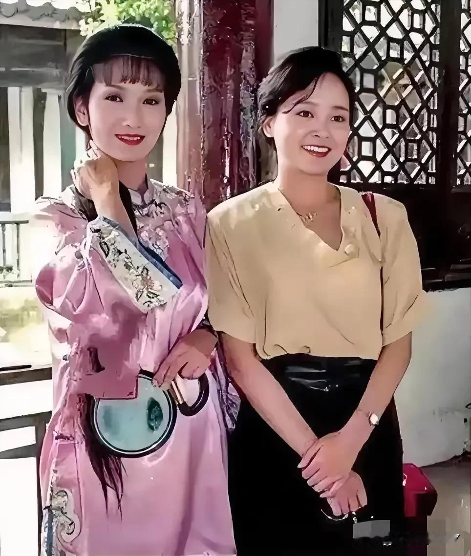 赵雅芝和张俞三十多岁的合影，赵雅芝水灵灵的很曼妙柔美，张俞时代知性。同时代的两位