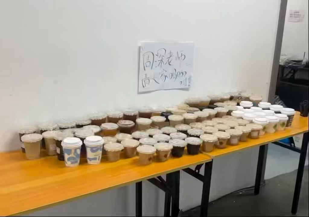疑似周深参与脱口秀录制别人录节目忙工作，周深录节目忙送咖啡隐藏喜剧人终于找到主场