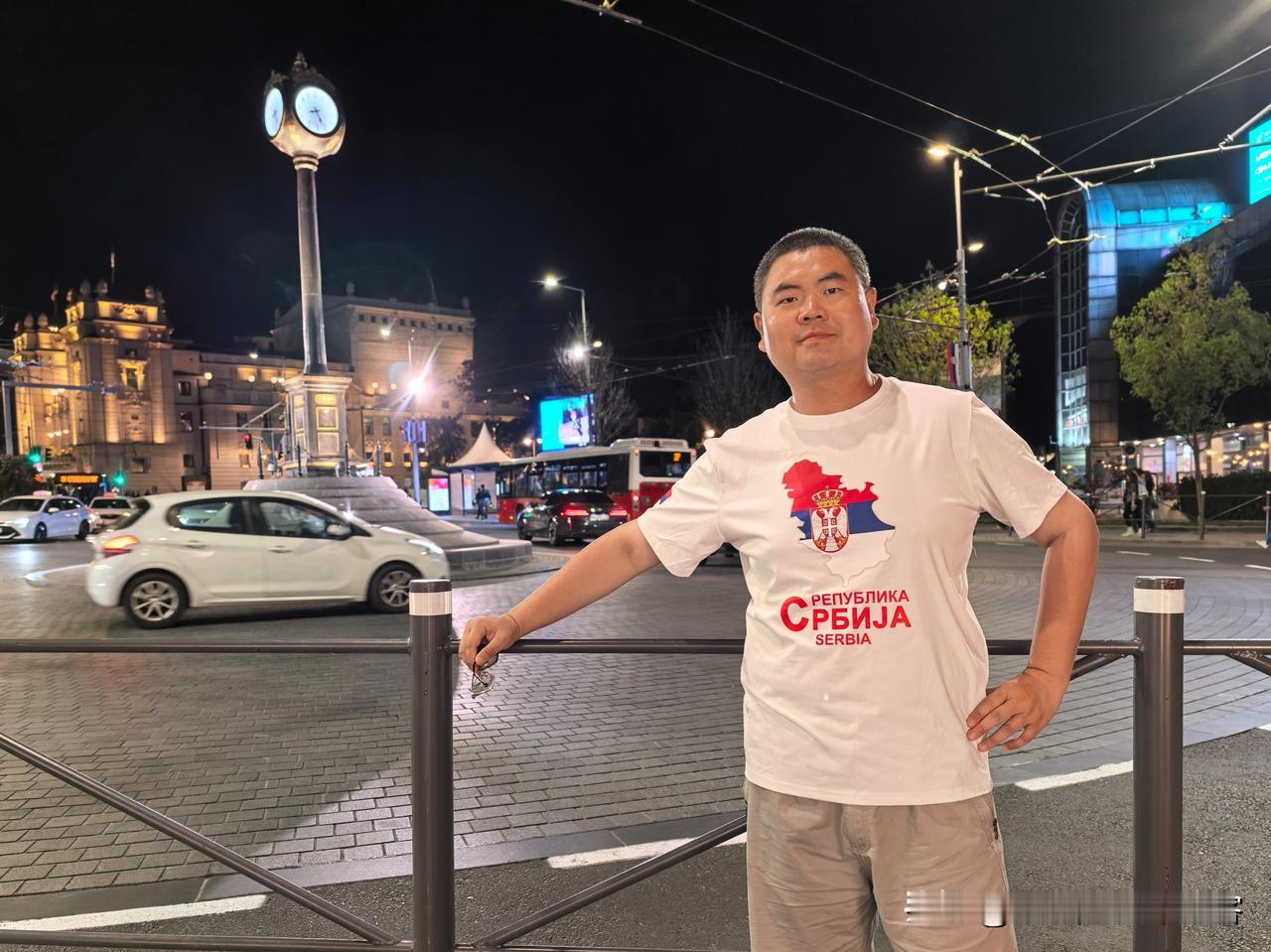 在贝尔格莱德市中心，紧邻共和国广场，有一家肉夹馍店。夜晚，转了一大圈儿，没找到任