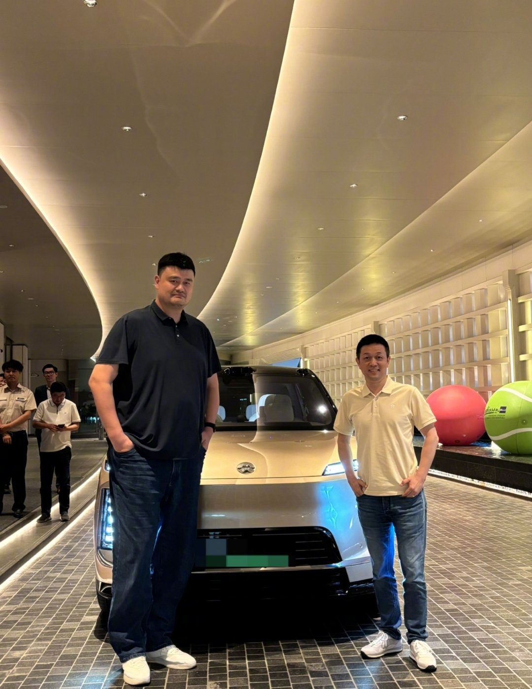 CBA总决赛G5上海主场场外，李斌搭乘姚明的蔚来ES9抵达球馆，此前发布会定下的