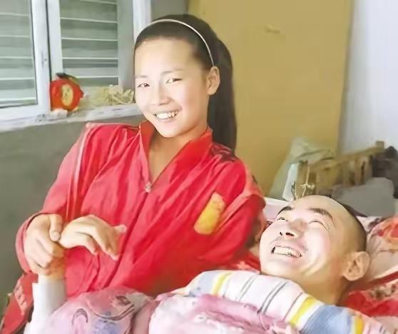 2001年冬，安徽一男子摔成高位截瘫，妻子连夜改嫁。没想到，5岁女儿攥着冷馒头，