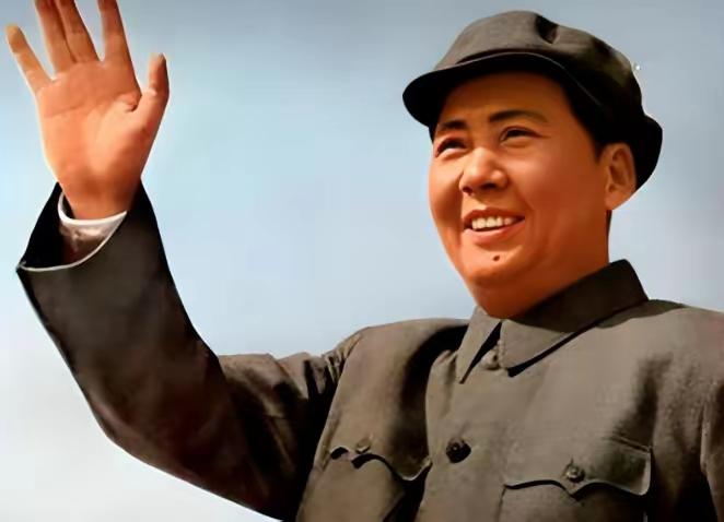 批判“两个凡是”就是否定毛主席？这是对历史最离谱的曲解！
 
1977年的“两个