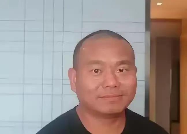 这人叫秦剑平，做粮油白糖批发，还开养鸡场。5月27号夜里11点，他在海口海边防护