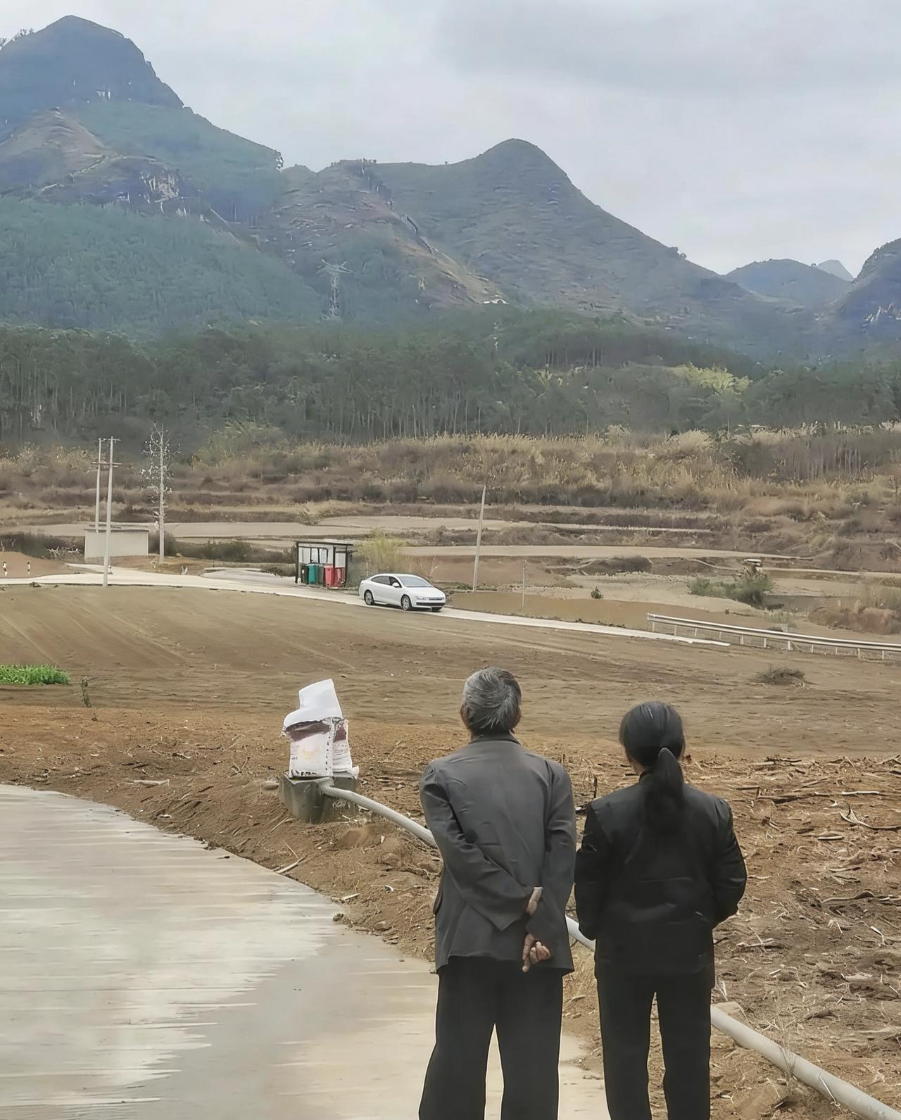 泪目了！四川，老人的独生子因意外去世，在得知儿媳将带着孙女回乡来探望自己后，提前