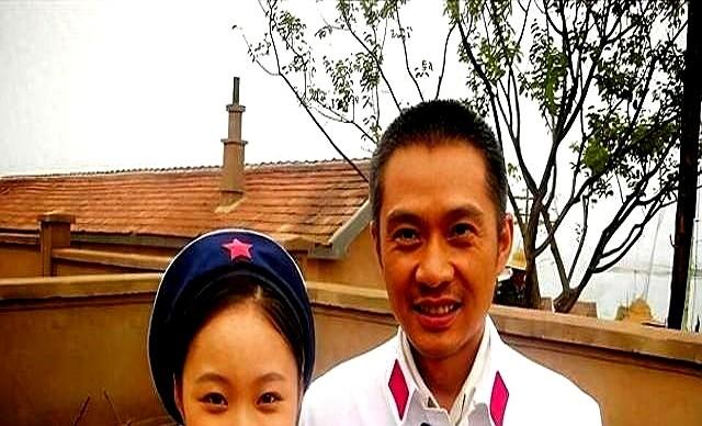 在《琅琊榜》片场，导演王宏喊“卡”，一堆老戏骨里，有个演员会特意跑过来问他：“儿