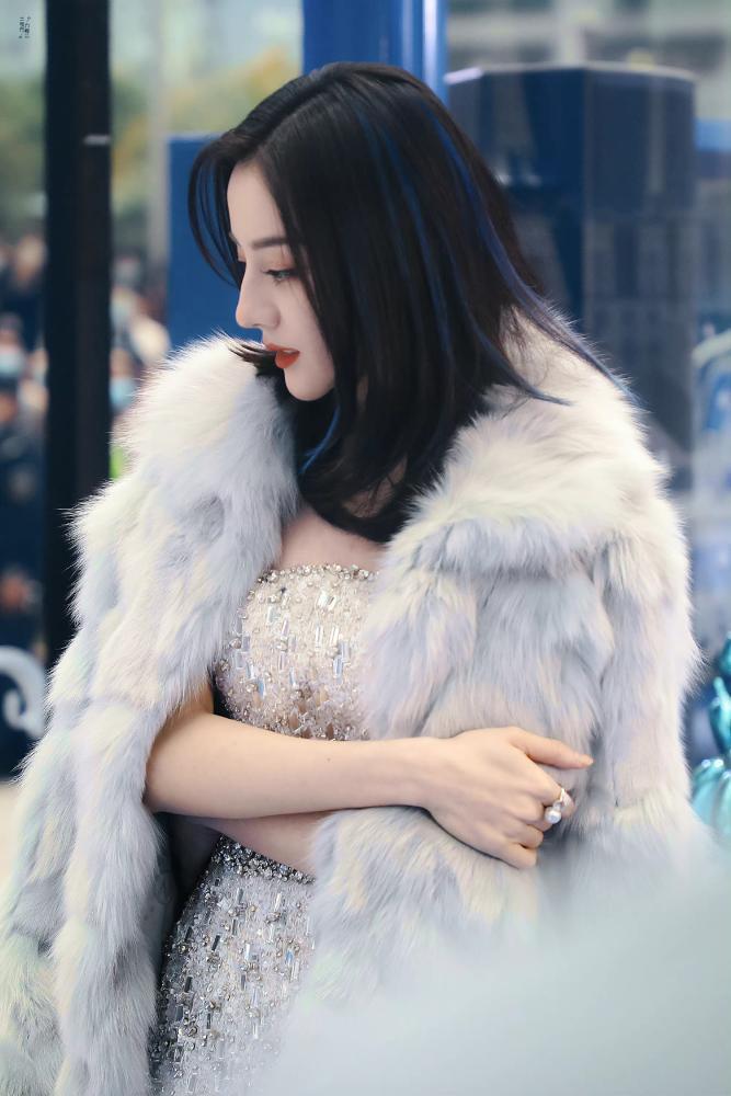 银裘映碎钻，明艳赴盛事❄️🩵迪丽热巴代言护舒宝|迪奥全球品牌大使迪丽热巴 dl